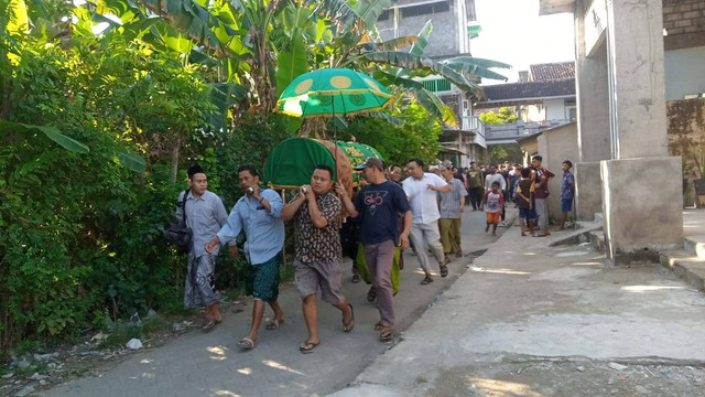 Warga membawa jenazah anak Buya Arrazy Hasim saat hendak dimakamkan di Tuban, Kamis (23/5/2022). Foto: Dok. Istimewa
