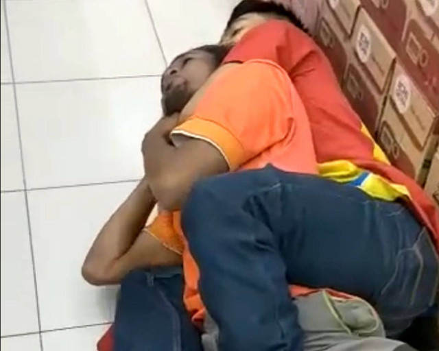 Maling minyak goreng di minimarket di Pontianak yang melawan saat tertangkap tangan, dilumpuhkan oleh karyawan minimarket yang ternyata juara bela diri. Foto: Dok Hi!Pontianak