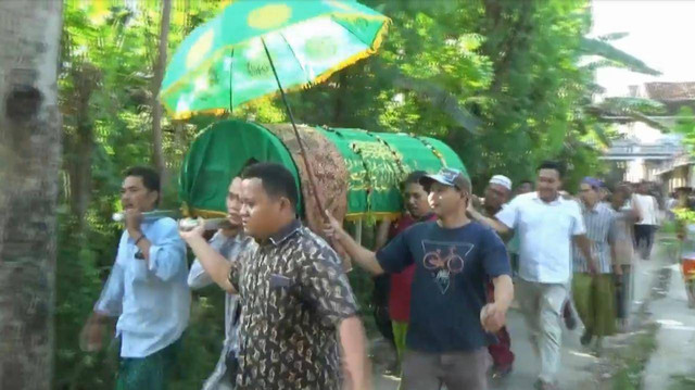 Jenazah putra KH Arrazy Hasyim, Hushaim Shah Wali Arrazy (3), yang tewas tertembak saat hendak dimakamkan di Desa Palang, Kecamatan Palang, Kabupaten Tuban. Rabu (22/06/2022). (foto: dok istimewa)