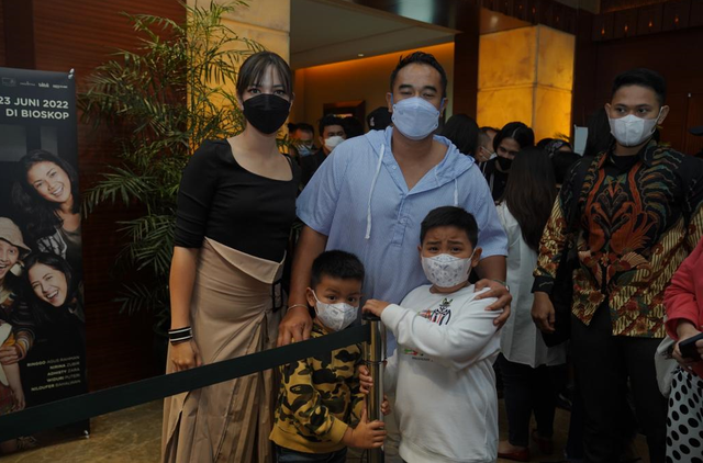 Keluarga Nia Ramadhani nonton Film Keluarga Cemara 2. Foto: Visinema