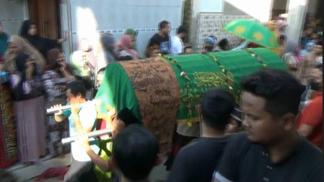 Jenazah putra KH Arrazy Hasyim, Hushaim Shah Wali Arrazy (3), yang tewas tertembak, saat hendak dimakamkan di Desa Palang, Kecamatan Palang, Kabupaten Tuban. Rabu (22/06/2022). (foto: dok istimewa)