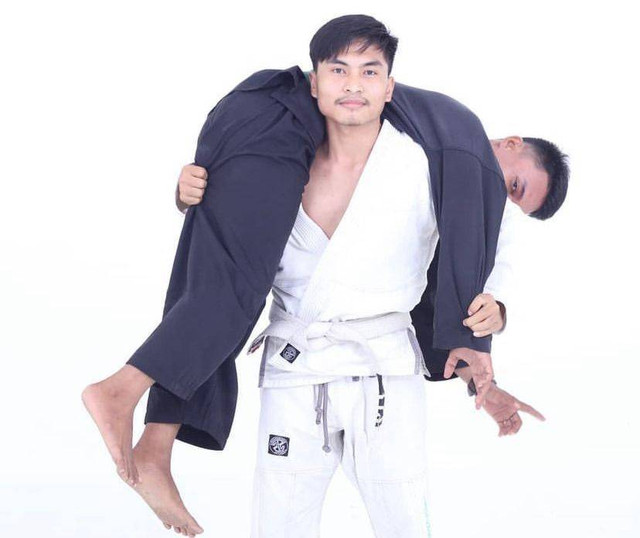 Faisal Rahman, karyawan swalayan yang melumpuhkan maling minyak goreng yang melawan. Foto: Instagram @faisalrahman_19