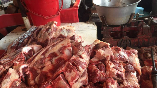 Daging sapi di Pasar Minggu, Jakarta Selatan, Kamis (9/6). Foto: Galang/kumparan