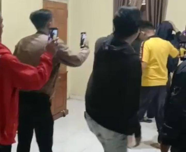 Penggerebekan oknum polantas berpangkat AKP yang bertugas di Waykanan, Lampung. | Foto: Ist