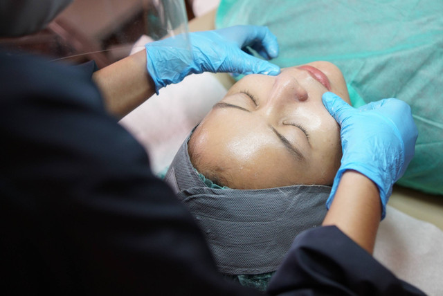Treatment ERHA Ultimate Brightening di ERHA Kemang. Foto: Jamal Ramadhan/kumparan