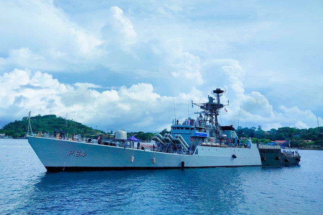 Kapal perang India INS Karmuk P64 di Pelabuhan Kota Sabang, Aceh, Kamis (23/6). Foto: Twitter @IndianEmbJkt