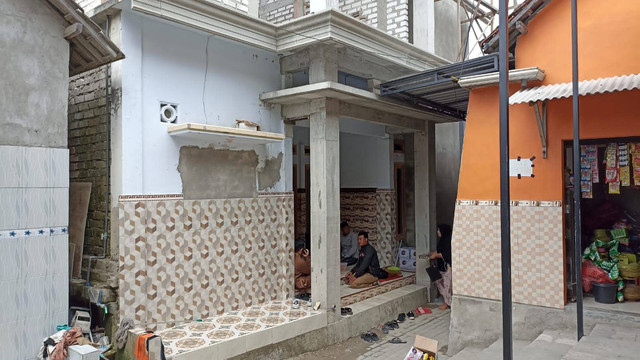 Suasana rumah duka keluarga KH Arrazy Hasyim, setelah putra keduanya Hushaim Shah Wali Arrazy (3), tewas tertembak, di Desa Palang, Kecamatan Palang, Kabupaten Tuban. (foto: ayu/beritabojonegoro)