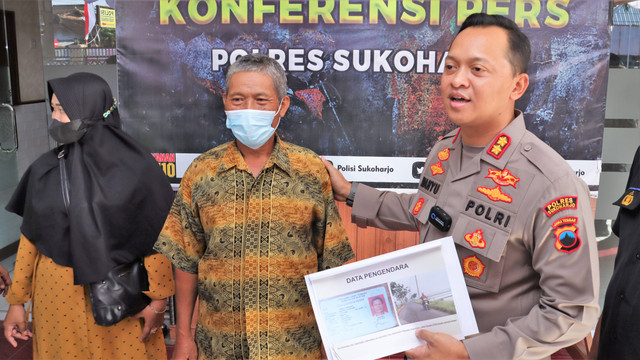 Panto Suwarno bersama Kapolres Sukoharjo, AKBP Wahyu Nugroho Setyawan, di Mapolres Sukoharjo, Kamis (23/06/2022). FOTO: Dok Polres Sukoharjo