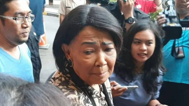 Aktris senior Rima Melati saat memberikan komentar kepada wartawan usai menjenguk Presiden Ketiga RI Baharuddin Jusuf Habibie di RSPAD Gatot Subroto Jakarta Pusat, Rabu (11/9/2019). Foto: Andi Firdaus/Antara