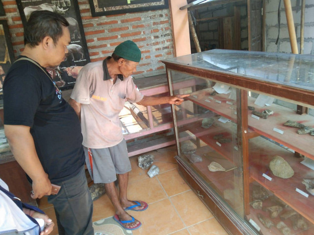 Ki Dakri menunjukkan koleksi fosil purbakala di rumahnya. (Foto: Muhammad Abduh)