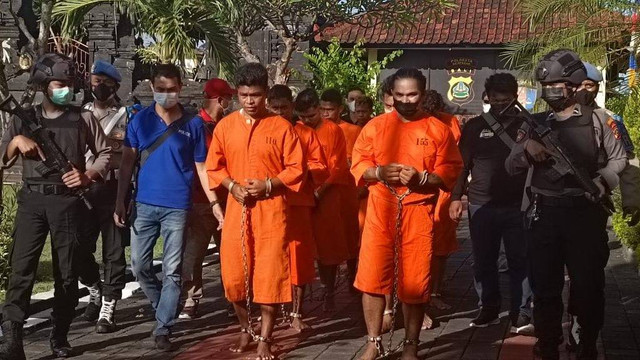 Para tersangka kasus viral warga saling lempar batu di Kota Denpasar, Bali, Kamis (23/6/2022). Foto: Denita BR Matondang/kumparan