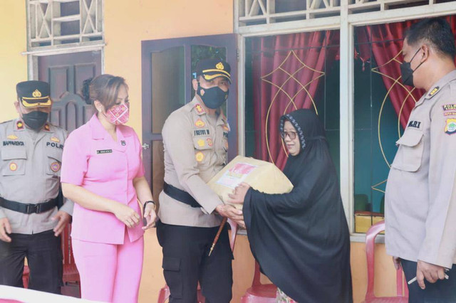 Kapolres Kaimana AKBP I Ketut Widiarta, SIK MH Didampingi Ketua Bhayangkari Cabang Kaimana Ny. Denick Ketut Widiarta, saat menyerahkan bingkisan kepada salah satu warakauri di Kaimana