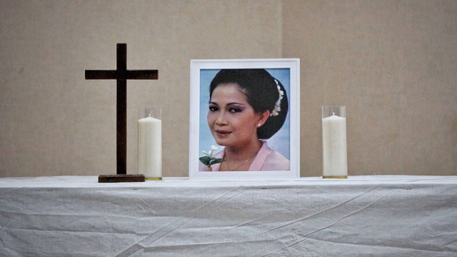 Jenazah Rima Melati tiba di rumah duka RSPAD Gatot Soebroto, Jakarta, Kamis (23/6/2022). Foto: Jamal Ramadhan/kumparan