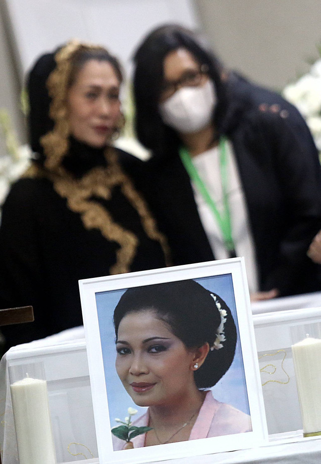 Sejumlah kerabat dan keluarga saat melayat jenazah artis Rima Melati di Rumah Duka RSPAD, Gatot Soebroto, Jakarta, Kamis, (23/06/2022). Foto: Agus Apriyanto
