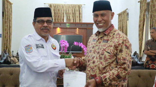 Gubernur Sumatera Barat Mahyeldi menerima bantuan untuk korban gempa di Pasaman Barat dan Pasaman dari Ikatan Keluarga Minang Raya (IKM) Merangin Provinsi Jambi, Kamis 23 Juni 2022. Foto: dok Humas