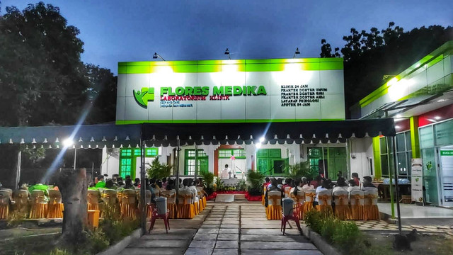 Keterangan foto:Pelaksanaan misa syukur peresmian Laboratorium Klinik Flores Medika, Kamis (23/6) malam. Foto:Mario WP Sina.