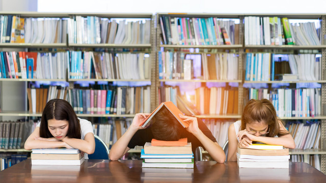 Sedih karena gagal ujian. Foto: Qilin's prance Filmmaker/Shutterstock