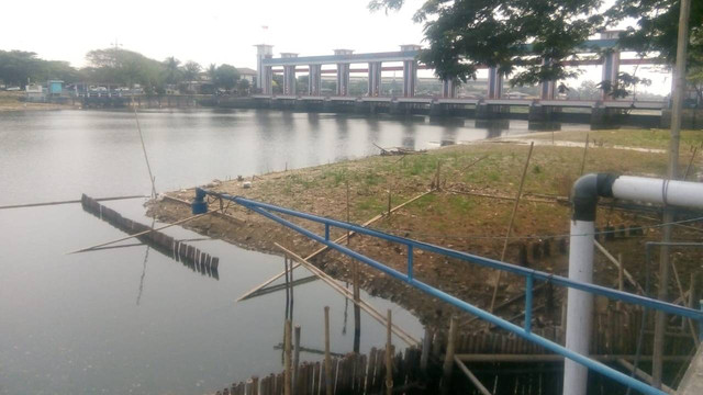 Sungai Cisadane berlumpur karena Banjir Bogor. Foto: kumparan