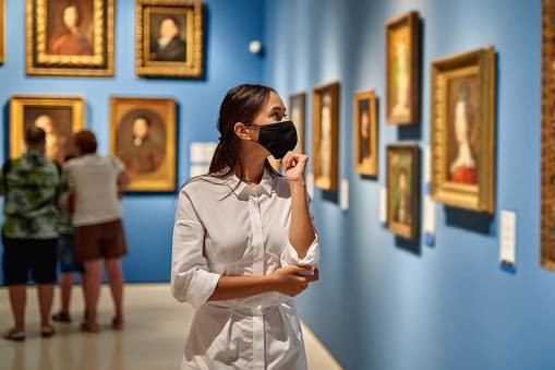 Ilustrasi seseorang mengunjungi museum di Yogyakarta. Foto: Unsplash.com