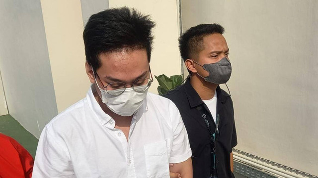 Indra Kenz dan barang mewahnya diserahkan Bareskrim ke Kejaksaan Negeri Tangerang Selatan. Foto: Dok. Istimewa