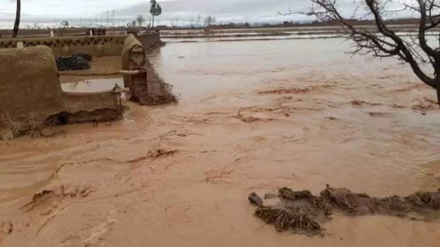 Selain gempa yang menewaskan seribu orang, Afghanistan juga diterjang banjir besar yang menyebabkan sedikitnya 400 orang meninggal dunia.