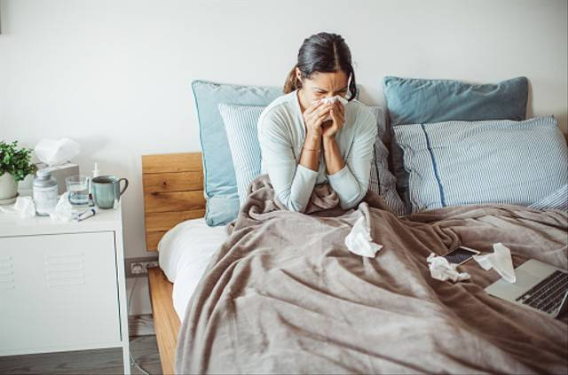 Ilustrasi tubuh yang terserang influenza dan merasakan berbagai gejala. Foto: Pexels