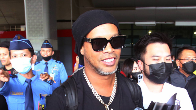 Mantan pesepak bola dunia asal Brasil Ronaldinho berjalan keluar terminal setibanya di Bandara Soekarno Hatta, Tangerang, Banten, Jumat (24/6/2022). Foto: Muhammad Iqbal/ANTARA FOTO