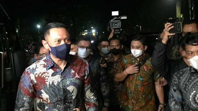 Ketum Demokrat Agus Harimurti Yudhoyono tiba di kediaman Ketum Gerindra Prabowo Subianto. Foto: Paulina Herasmaranindar/kumparan