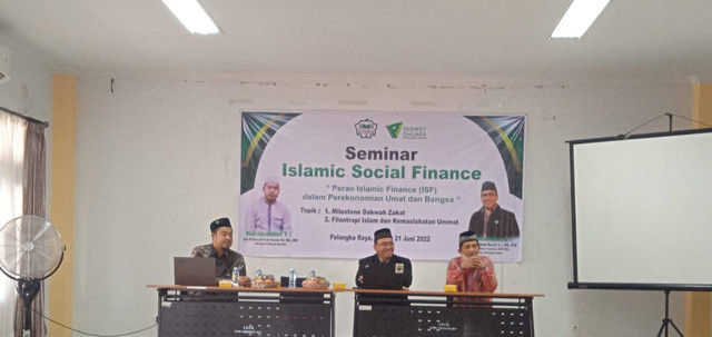 Dewan Syariah Dompet Dhuafa pada Selasa kemarin (21/06) melakukan seminar Islamic Sosial Finance dengan tema “Peran Islamic Finance (ISF) dengan Perekonomian Umat dan Bangsa” yang membahas dua topik utama, yaitu: Milestone Dakwah Zakat dan Filantropi Islam dan Kemaslahatan Ummat yang dipaparkan oleh pembicara seminar yaitu Ustaz H. Ahmad Fauzi Qosim SS, MA., MM selaku Sekretaris Dewan Syariah Dompet Dhuafa dan Ustaz Izzuddin Abdul Manaf, Lc., MA., PhD selaku Anggota Dewan Syariah, DSN MUI, dan Praktisi Ekonomi Islam yang turut dihadiri para akademisi FEBI IAIN, pegiat zakat, dan ormas. (Dok. Dompet Dhuafa)