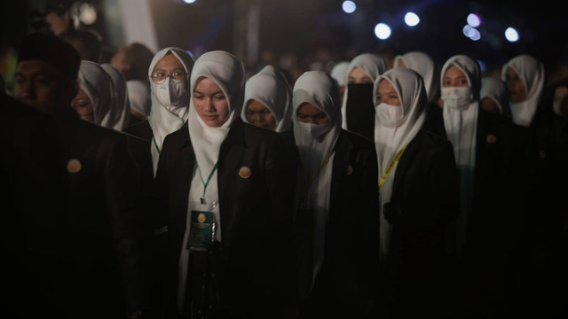 Defile kafilah peserta MTQ ke-35 Tingkat Provinsi Aceh di Bener Meriah, Sabtu malam (18/6/2022). Foto: Abdul Hadi/acehkini