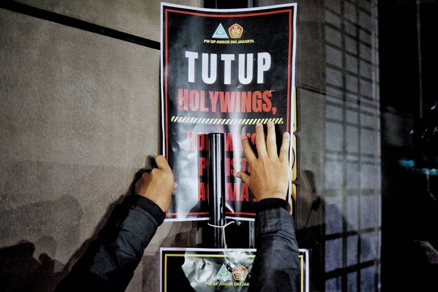 Sejumlah anggota GP Ansor mendatangi Holywings yang berlokasi di Jalan Gatot Subroto, Jakarta, Jumat (24/6/2022) Foto: Jamal Ramadhan/kumparan