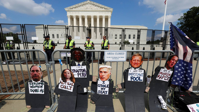 Potongan bergambar Hakim Mahkamah Agung Samuel Alito, Amy Coney Barrett, Clarence Thomas, Neil Gorsuch, John Roberts dan Brett Kavanaugh berdiri di luar Mahkamah Agung Amerika Serikat , di Washington, AS, Jumat (24/6/2022). Foto: Jim Bourg/REUTERS