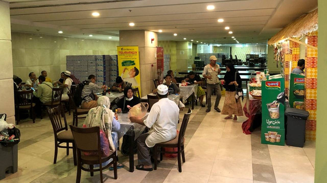 Masyarakat Indonesia menikmati hidangan di Jeddah. Foto: KBRI Jeddah