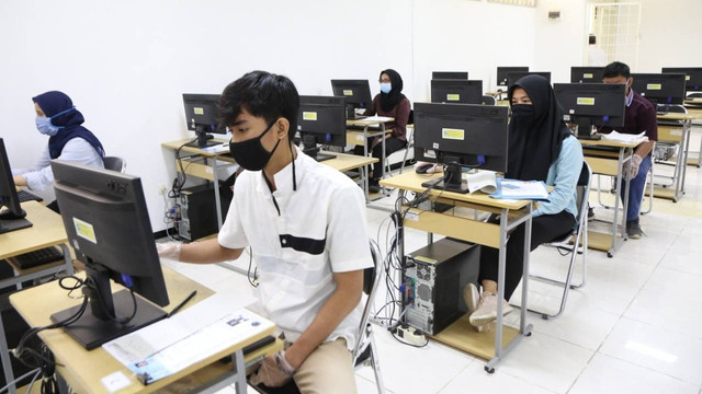 Peserta mengikuti UTBK di IPB University. Foto: IPB University