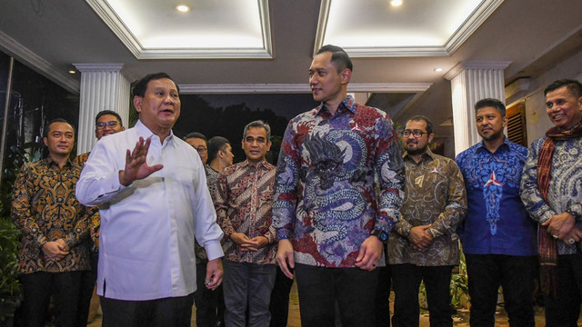 Ketua Umum Partai Gerindra Prabowo Subianto (kiri) bersama Ketua Umum Partai Demokrat Agus Harimurti Yudhoyono usai melakukan pertemuan tertutup di Kertanegara, Jakarta, Jumat (24/6/2022). Foto: Galih Pradipta/ANTARA FOTO