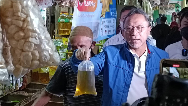 Kunjungan Menteri Perdagangan Zulkifli Hasan di Pasar Kramat Jati Jaya Jl. Raya Bogor, Karamat Jati Jakarta Timur, Sabtu (25/6/2022). Foto: Akbar Maulana/kumparan