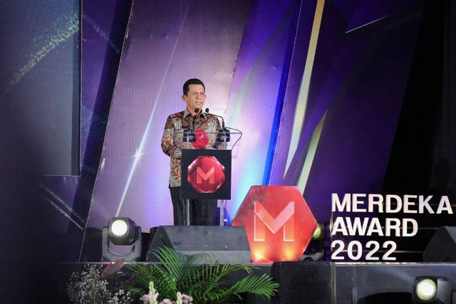 Gubernur Kepri Ansar Ahmad menerima penghargaan Inovatif Untuk Negeri Merdeka Award tahun 2022. (Foto: ist)