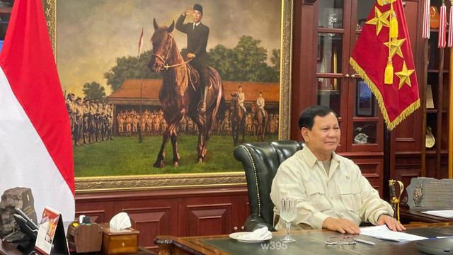 Menhan Prabowo Subianto berdialog dengan mahasiswa LPDP, Jumat (24/6/2022). Foto: Kemhan RI