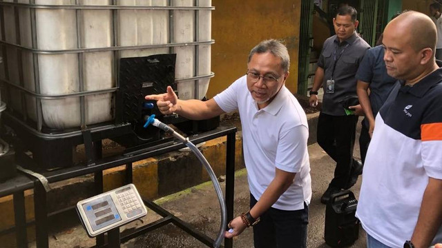 Menteri Perdagangan Zulkifli Hasan Sidak Point Minyak Goreng Curah Rakyat di Pasar Kramat Jati Jakarta, Sabtu (25/6/2022). Foto: Kementerian Perdagangan.