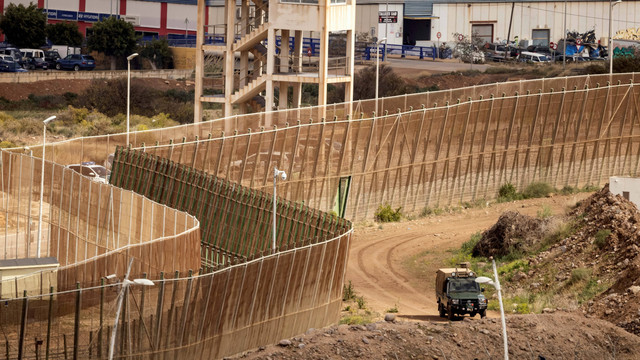 Pagar perbatasan yang memisahkan Maroko (kiri) dari enklave Melilla di Afrika Utara Spanyol (kanan), dekat Nador di Maroko pada 4 Maret 2022. Foto: Fadel Senna/AFP