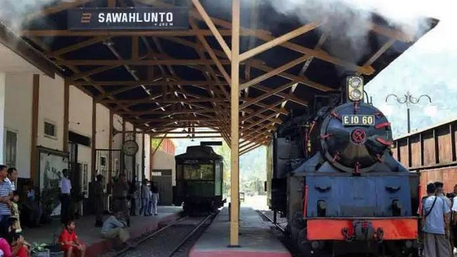 Stasiun kereta api Sawahlunto dengan lokomotif uap Mak Itam. Foto: dok Pemko Sawahlunto
