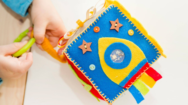 Ilustrasi anak balita bermain busy book. Foto: Studio.G photography/Shutterstock