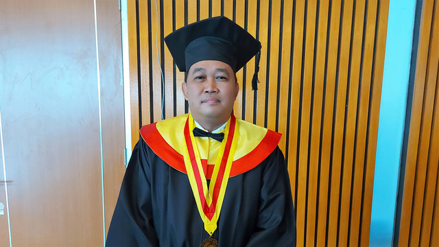 Koordinator MAKI, Boyamin Saiman,, saat mengikuti wisuda di Edutorium UMS, Solo, Sabtu (25/06/2022). FOTO: Fernando Fitusia