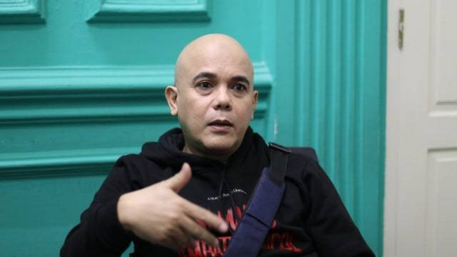 Pemain film Si Manis Jembatan Ancol Ozy Syahputra saat berkunjung ke kantor kumparan. Foto: Dicky Adam Sidiq/kumparan