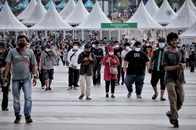 Warga memasuki Jakarta International Stadium menghadiri acara Jakarta Hajatan, Sabtu (25/6/2022).
 Foto: Jamal Ramadhan/kumparan