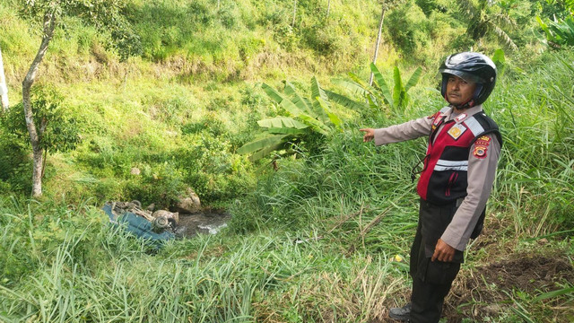Minibus Suzuki Carry BL 1589 ND jatuh ke jurang sedalam 50 meter di Jalan Bireuen-Takengon, Pintu Rime Gayo, Bener Meriah, Aceh, Sabtu (25/6). Foto: Ditlantas Polda Aceh