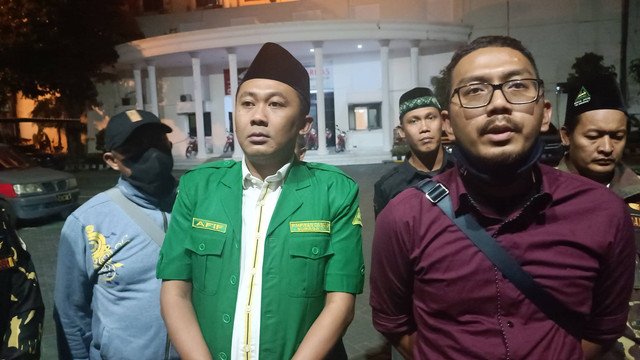 Ketua GP Ansor-Banser Surabaya H.M Faridz Afif (tengah) dan perwakilan manajemen Holywings Surabaya Taufik Rahmat (kanan) melakukan mediasi di Polrestabes Surabaya menuntut penutupan outlet Holywings cabang Surabaya mulai besok Minggu (26/6). Foto: Farusma Okta Verdian/kumparan