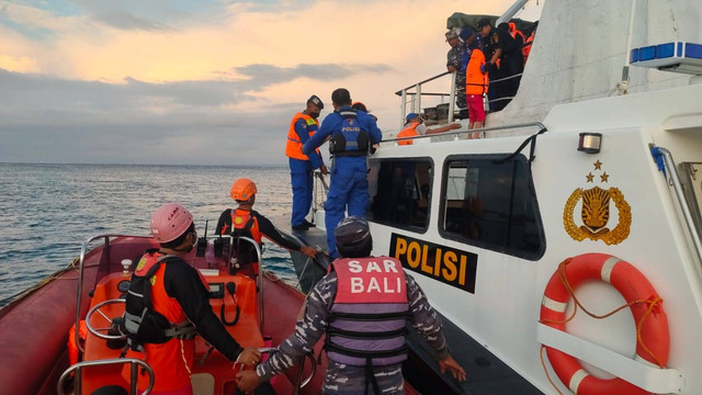 Proses evakuasi penumpang KMP Nusa Dua yang melayani pelayaran Ketapang- Gilimanuk, Bali - IST