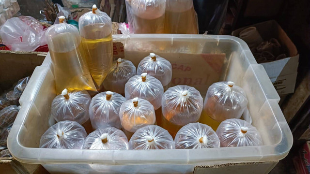 Ketersediaan minyak goreng curah di Pasar Palmerah, Minggu (26/6/2022).  Foto: Narda Margaretha Sinambela/kumparan