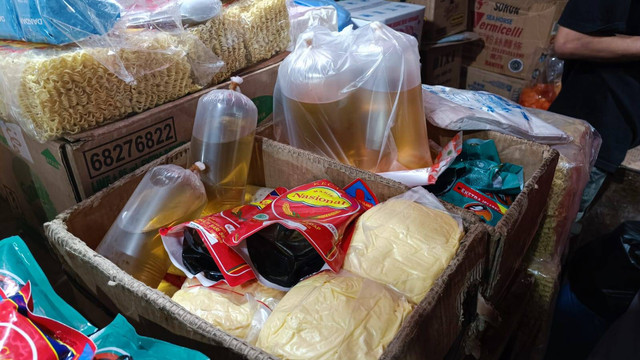 Ketersediaan minyak goreng curah di Pasar Palmerah, Minggu (26/6/2022).  Foto: Narda Margaretha Sinambela/kumparan